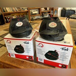 Lightly worn cavallo trek hoof boots. Size 3